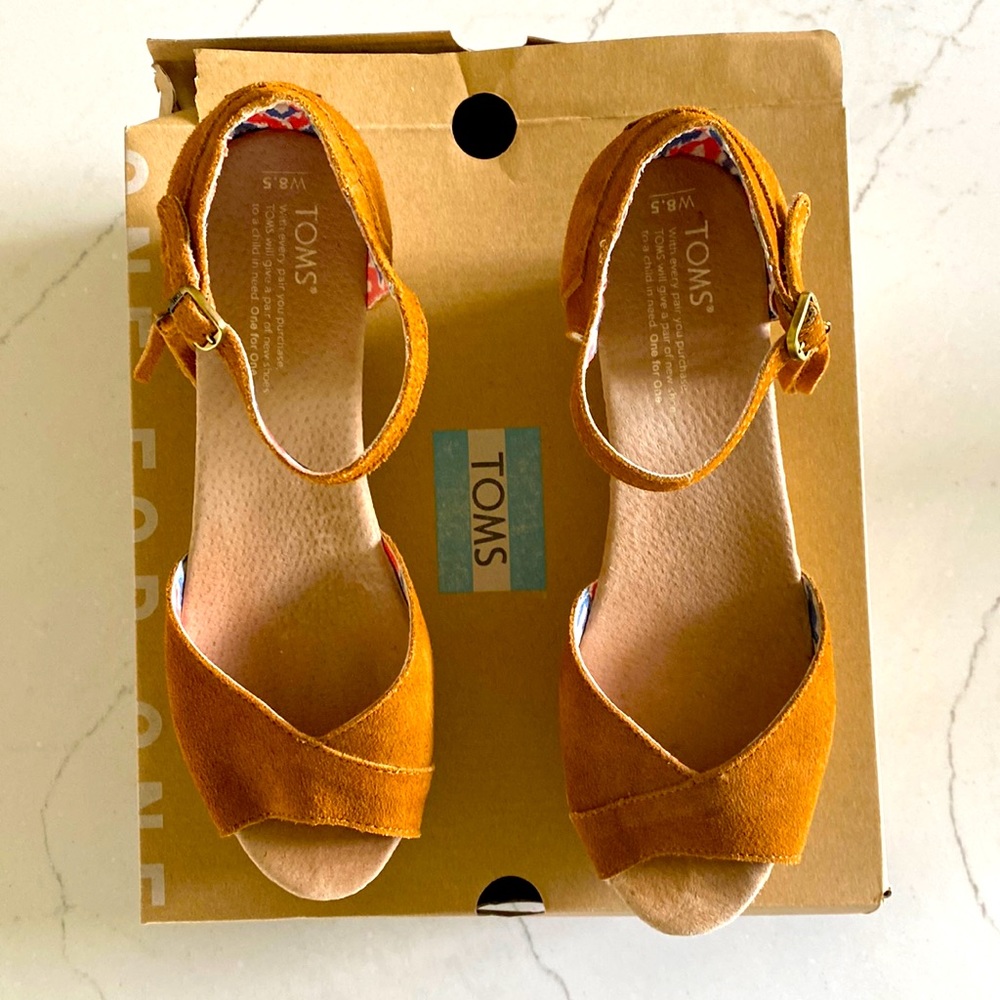 TOM’s Suede Festival Fringe Platform Wedge -LIKE NEW -8.5